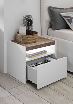 Camera matrimoniale con letto in ecopelle tabacco, armadio con anta noce dark H.248 e comodini bianchi opachi
