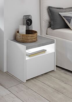 Camera matrimoniale con letto in ecopelle bianco, armadio con fascia beton e comodini bianchi opachi