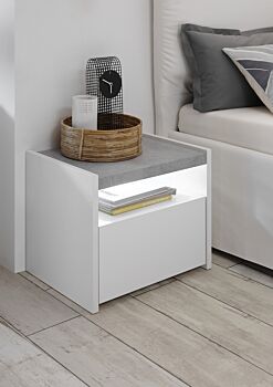Camera matrimoniale con letto in tessuto grigio, comodini bianchi opachi e  armadio con fascia beton H.248