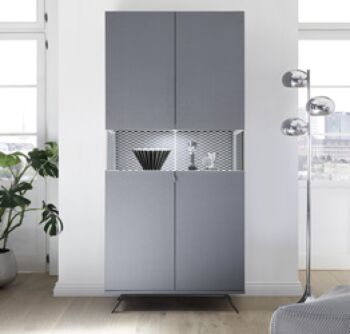 Sala moderna composta da Vetrina e Madia in finitura carbonio con piedino in ferro nero