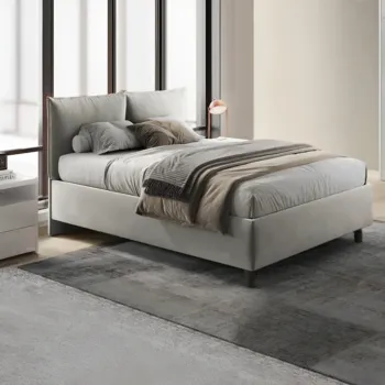 letto grigio con cuscini