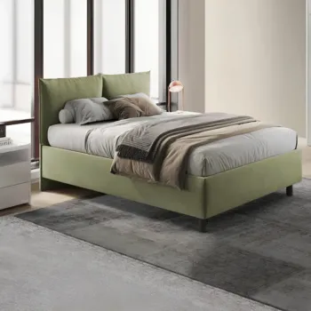letto con cuscini verdi