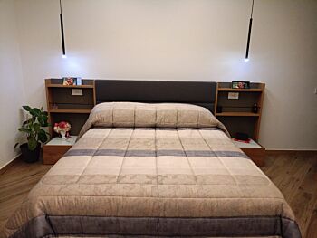 Elegante Letto matrimoniale contenitore Ester, finitura Noce biondo e Grigio cenere con testata tessuto Grigio