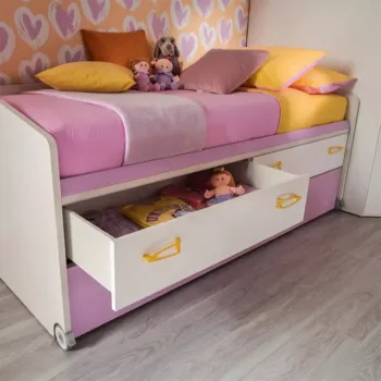 divano rosa con cassetti
