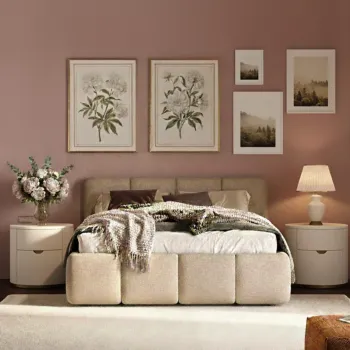 Camera da letto con letto imbottito, armadio e comodini