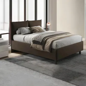 letto con cuscini marrone