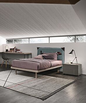 Letto con testata imbottita, finitura Frassino oriente, tessuto Salvia ed ecopelle nero