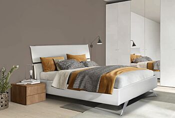 Camera con armadio battente 6 ante, letto in Ecopelle, finitura Cemento artico e Rovere Cognac