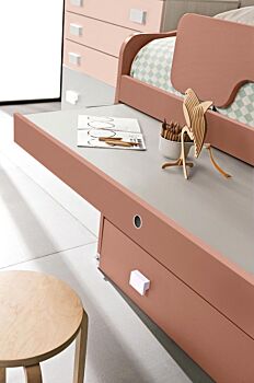 Cameretta con cabina angolare e letto multifunzionale, finitura Rovere ambra, Rosa antico, Peonia e Nebbia