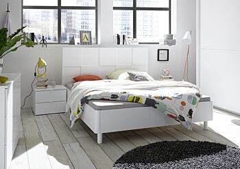 Letto bianco opaco con testiera bianca con forme geometriche