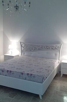 ACQUISTA ANCHE TU Letto matrimoniale con fregio in legno e imbottitura in ecopelle