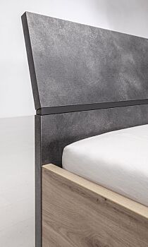 Letto Industry con testata ricurva in finitura Rovere e Grigio smoke