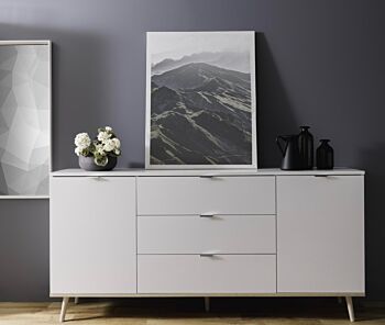 Soggiorno in stile nordico con vetrina e madia, finitura Bianco e Quercia