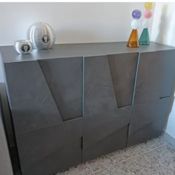 Madia moderna con 3 ante dal disegno geometrico in finitura Ardesia