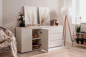 Madia in finitura bianca opaca in stile scandinavo, tre ante e tre cassetti