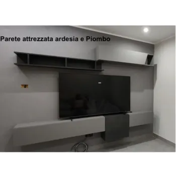 parete cashmere e grigia sospesa