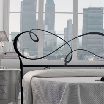 letto matrimoniale bianco con giroletto in ferro