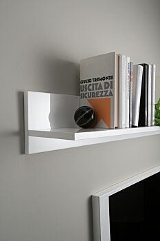 Parete attrezzata con 2 pensili verticali, una ribalta e una mensola in finitura bianco laccato lucido e Cemento