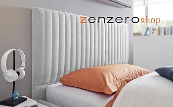 Camera matrimoniale con letto in tessuto grigio, comodini bianchi opachi e  armadio con fascia beton H.248