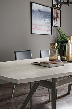 Tavolo di prestigio con piano materico cemento chiaro