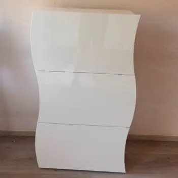 Scarpiera a 3 ante sagomate bianco laccato lucido, linea onda