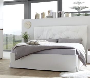 Camera matrimoniale con letto in ecopelle tabacco, armadio con anta noce dark e comodini bianchi opachi