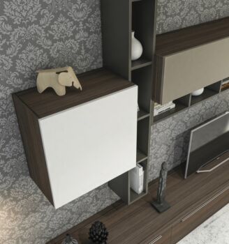 Parete attrezzata Noce con frontali e elementi sospesi in finitura Bianco seta e Visone e librerie color Fango