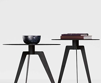 Coppia di tavolini moderni, di design, metallo nero, made in Italy