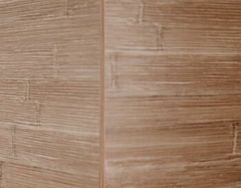 Madia moderna con tre ante e tre cassetti in finitura antracite e bamboo