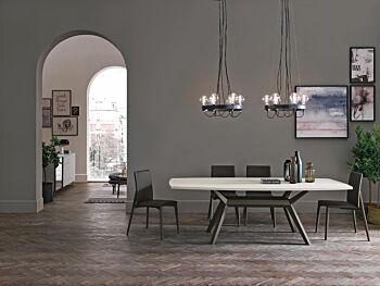 Tavolo di prestigio con piano materico cemento chiaro