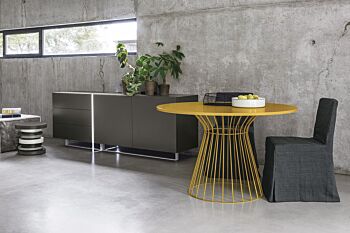 Tavolo rotondo giallo zafferano con struttura in metallo Zenzero Shop