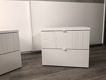 ACQUISTA ANCHE TU Comodino bianco serigrafato a 2 cassetti 