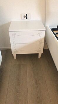 Coppia di comodini stile contemporaneo, bianco avatar e serigrafia floreale