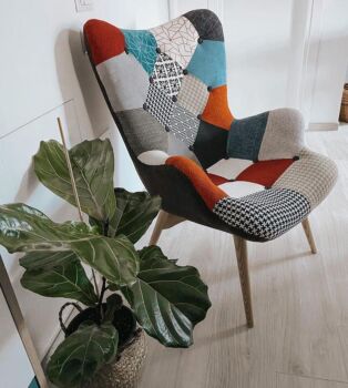 Poltrona patchwork colorata con gambe in legno