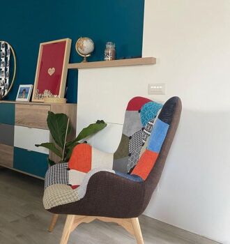 Poltrona stile patchwork colorato con gambe in legno