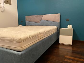 Elegante Letto contenitore Fenice in finitura grigio seta, grigio perla e verde oceano