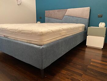 Elegante Letto contenitore Fenice in finitura grigio seta, grigio perla e verde oceano