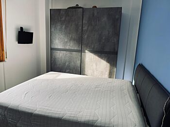 Letto grigio imbottito in ecopelle, matrimoniale
