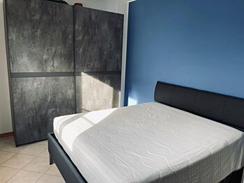 Letto grigio imbottito in ecopelle, matrimoniale