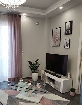 Porta tv grigio cemento e bianco, con due ante e ripiano centrale