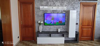 Parete con pensili ossido e bianco lucido, design moderno