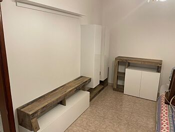 Parete attrezzata moderna con due pensili, bianca e pero