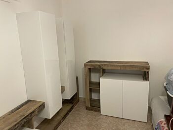 Parete attrezzata moderna con due pensili, bianca e pero