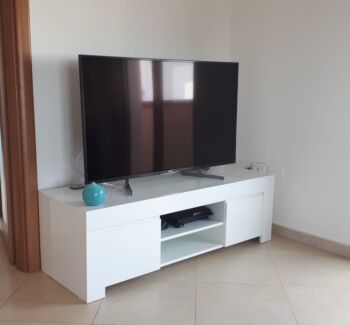 Porta tv moderno con maniglie a gola, Bianco opaco