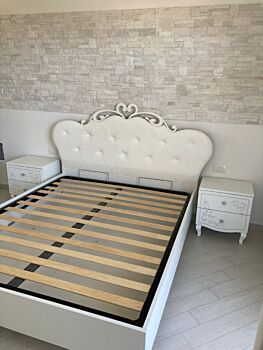 Letto a cuore con testata imbottita in finitura bianca