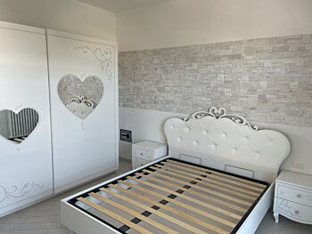 Armadio con specchi a cuore e serigrafie in finitura Bianco a 2 ante scorrevoli