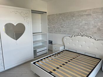 Letto a cuore con testata imbottita in finitura bianca