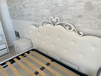 Letto a cuore con testata imbottita in finitura bianca