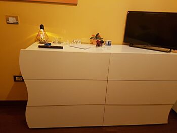 Moderno Comò 6 cassetti sagomati in finitura bianco laccato lucido, linea onda