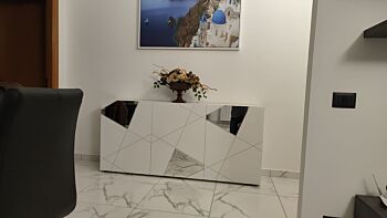 Funzionale Madia moderna serigrafata con 3 ante e specchi in finitura Bianco lucido